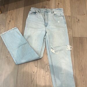 Women’s Abercrombie jeans size 30L. High rise straight